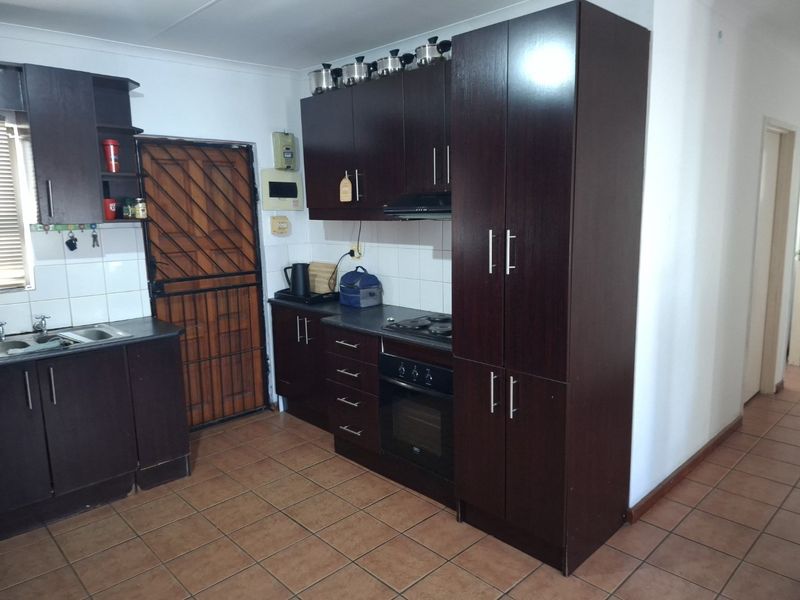 Family home for sale in Symphony Village, Delft. - Photo 3