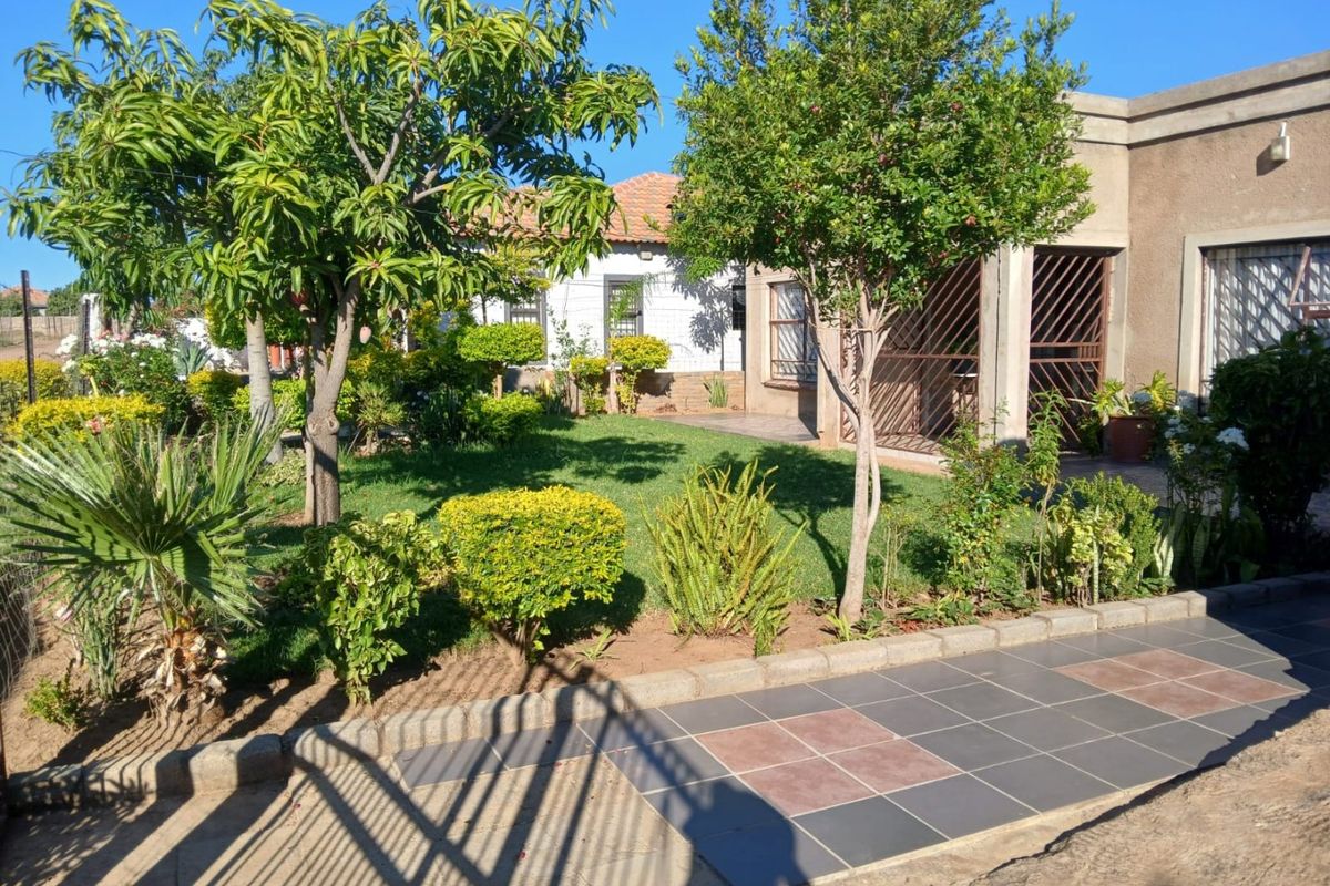 THIS HOUSE NEED TO BE PLASTERED INSIDE AND MOVE IN - Photo 2