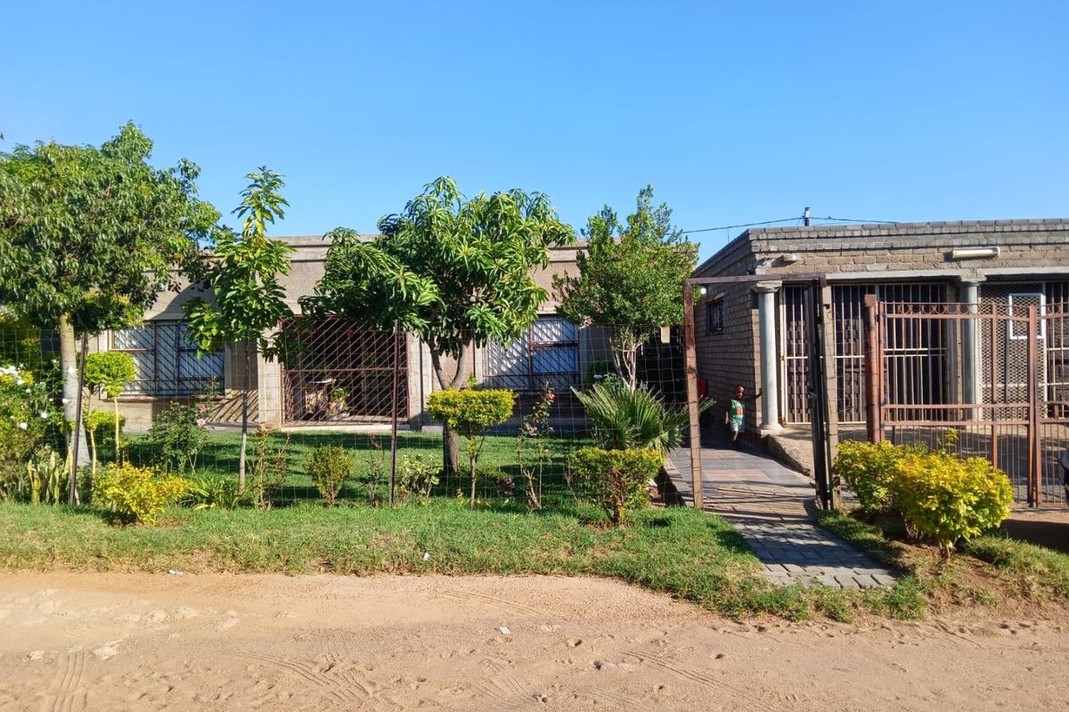 THIS HOUSE NEED TO BE PLASTERED INSIDE AND MOVE IN - Photo 5