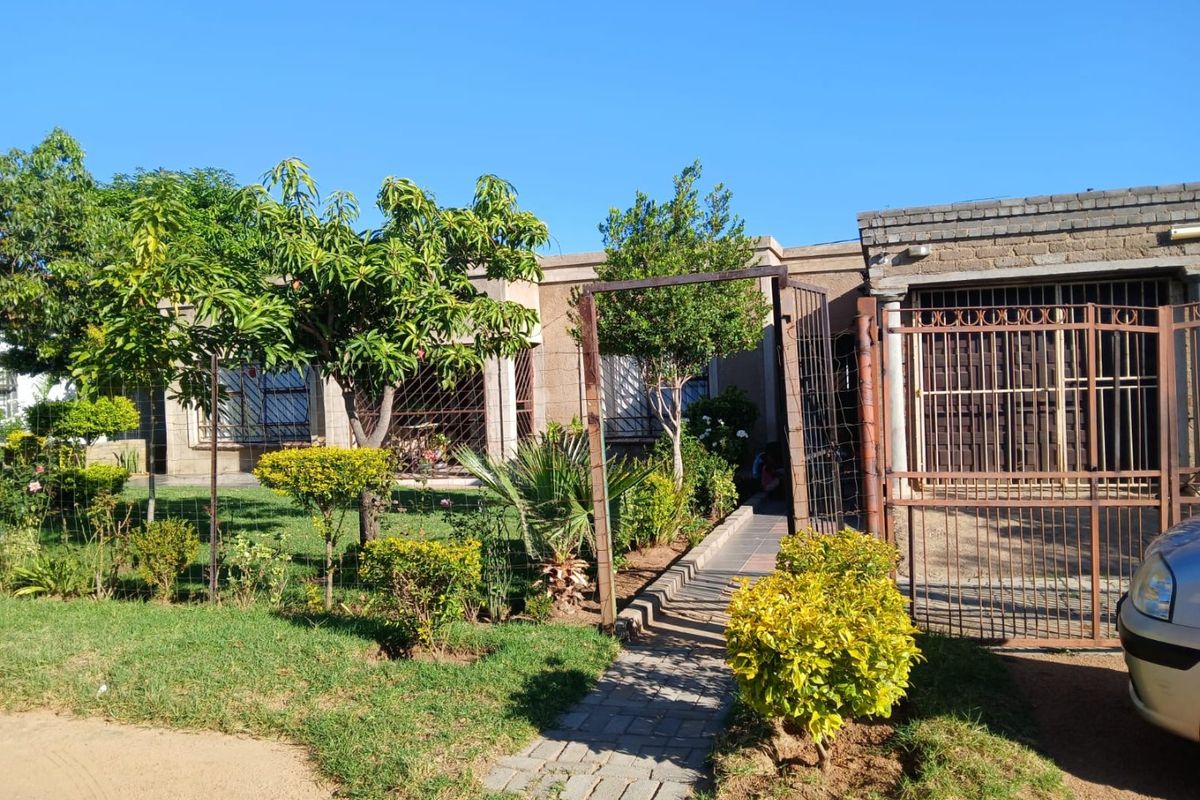 THIS HOUSE NEED TO BE PLASTERED INSIDE AND MOVE IN - Photo 4