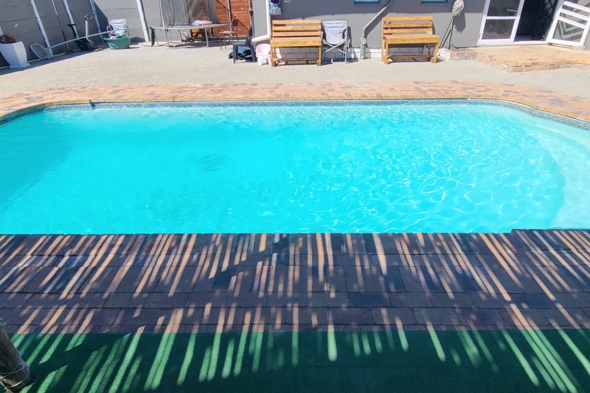 Entertainers Dream with a Huge Pool - Photo 2