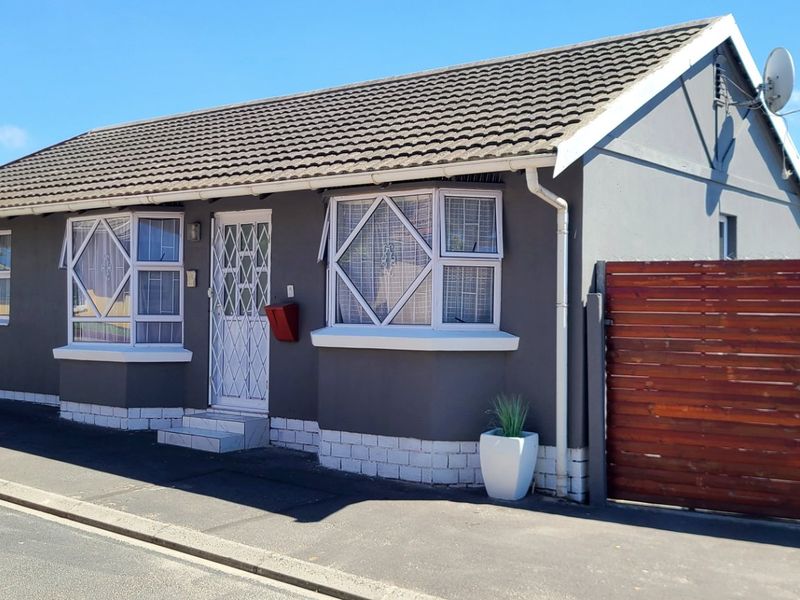 Entertainers Dream with a Huge Pool - Photo 7