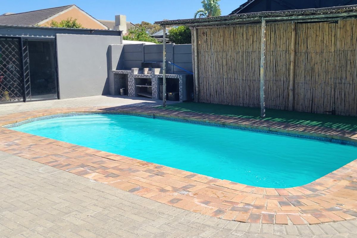 Entertainers Dream with a Huge Pool - Photo 5