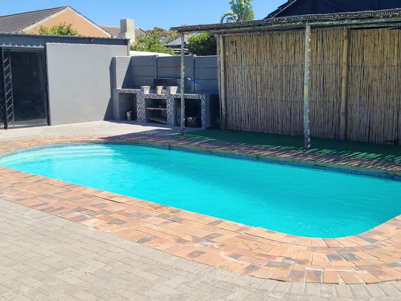 Entertainers Dream with a Huge Pool - Photo 5