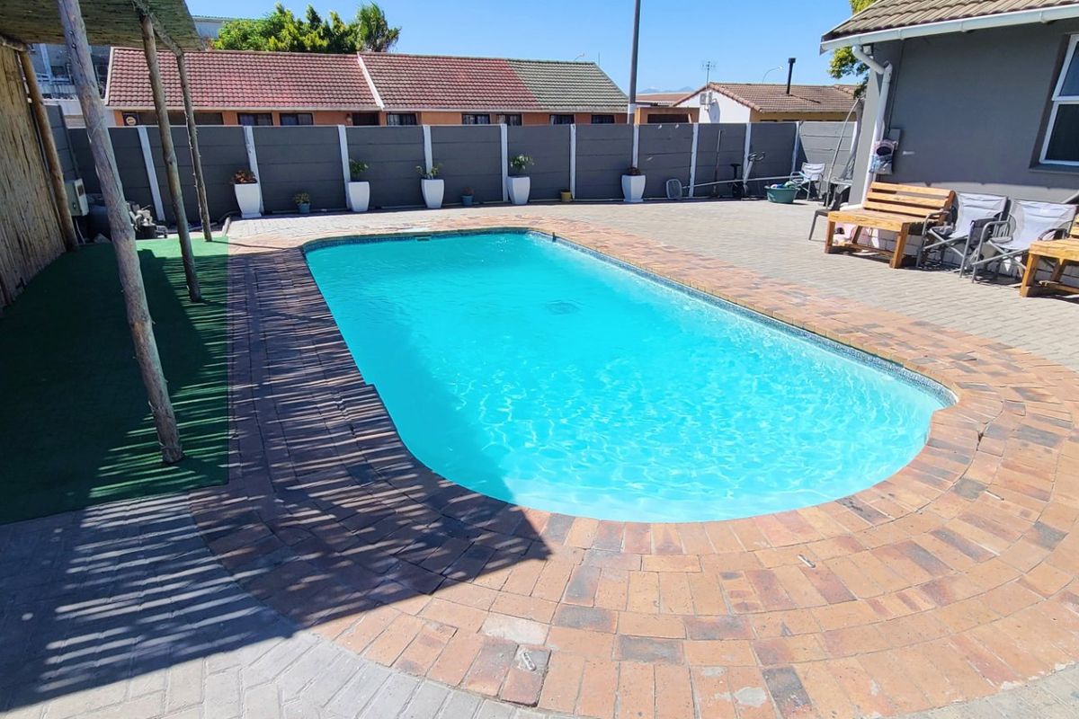 Entertainers Dream with a Huge Pool - Photo 4