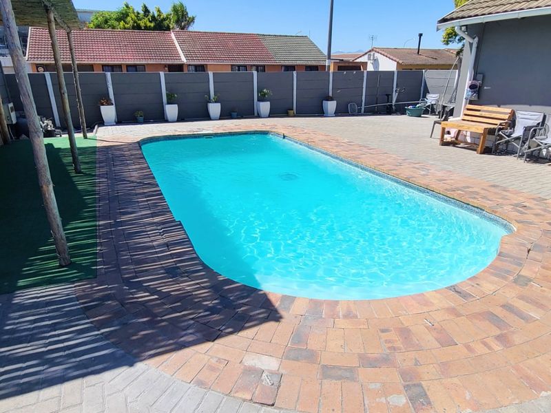 Entertainers Dream with a Huge Pool - Photo 4