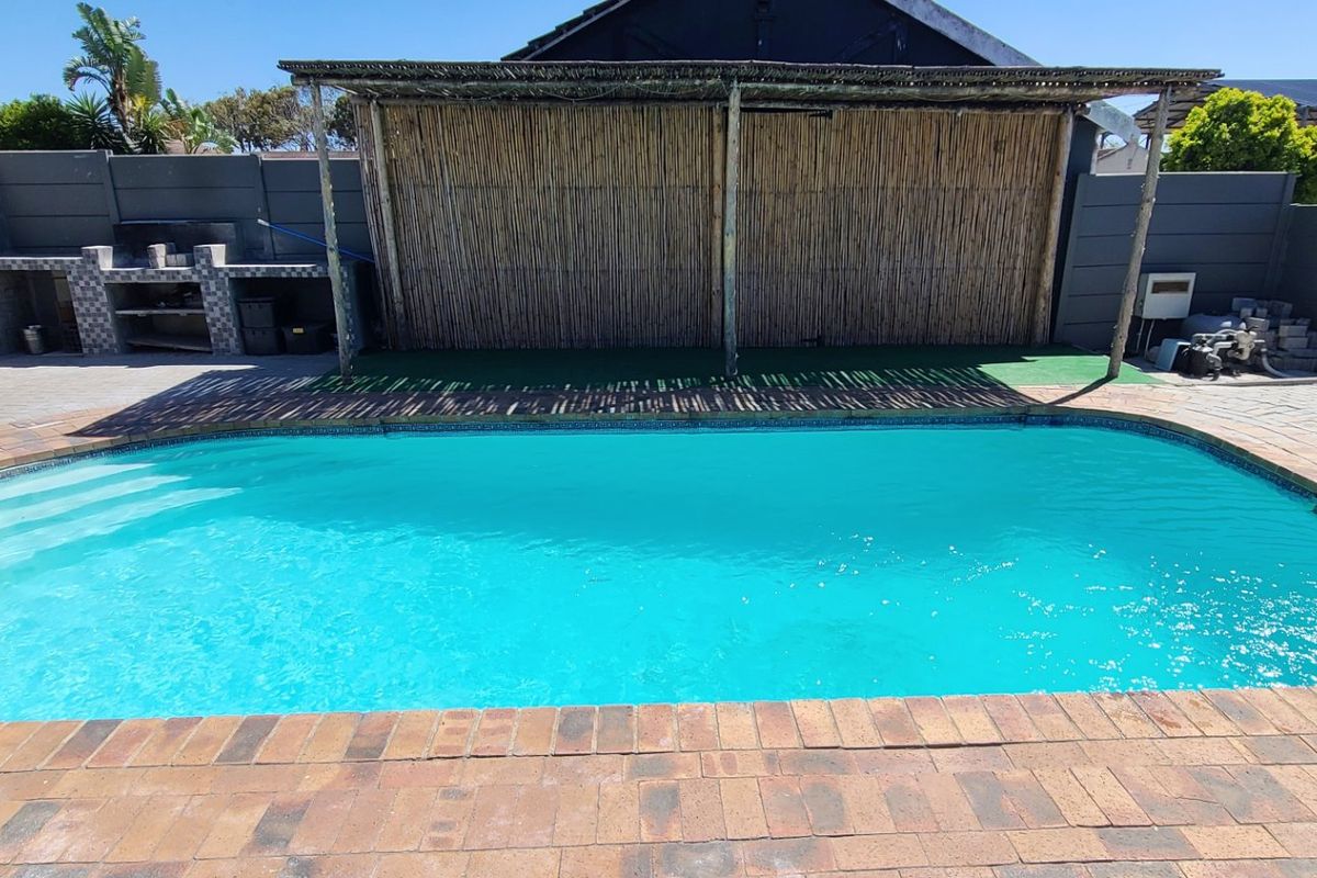 Entertainers Dream with a Huge Pool - Photo 3