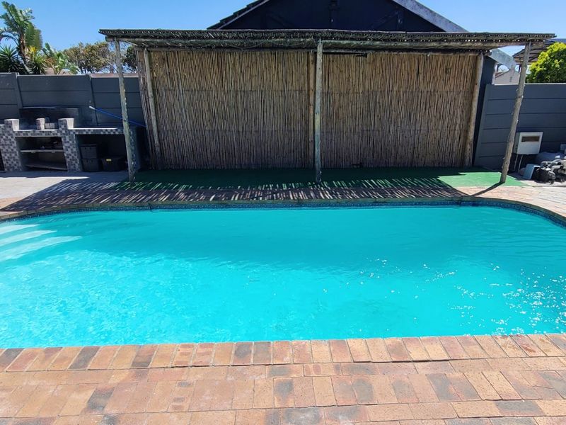 Entertainers Dream with a Huge Pool - Photo 3