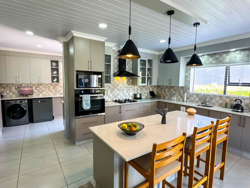 What a Beautiful House.... Deserves to be Seen !!! - Photo 5