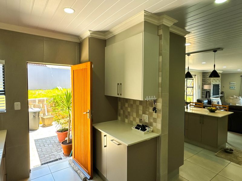 What a Beautiful House.... Deserves to be Seen !!! - Photo 9