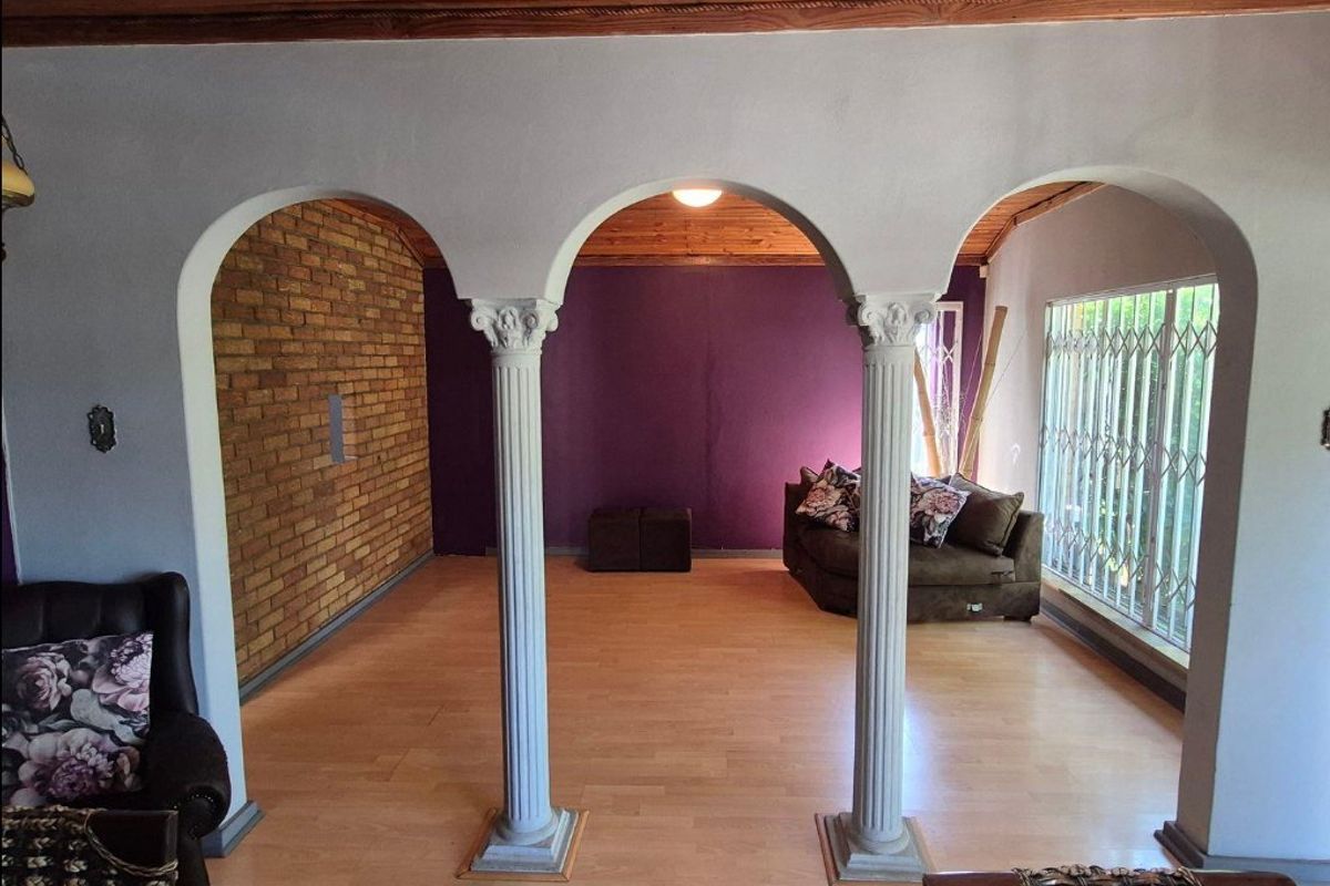 3-Bedroom Family Home with Cottage & Entertainment Spaces! - Photo 2