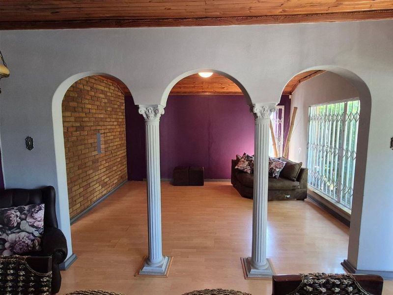 3-Bedroom Family Home with Cottage & Entertainment Spaces! - Photo 2