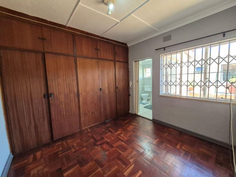 3-Bedroom Family Home with Cottage & Entertainment Spaces! - Photo 8