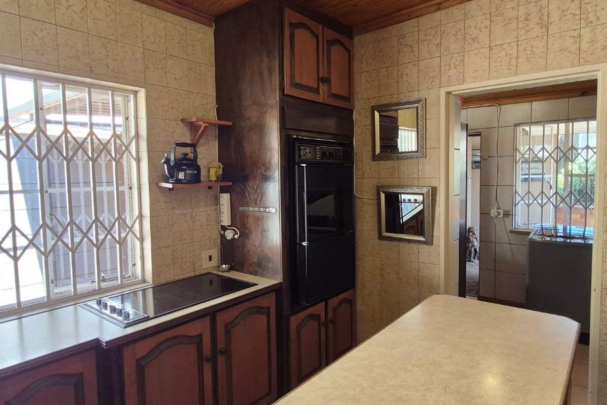 3-Bedroom Family Home with Cottage & Entertainment Spaces! - Photo 5