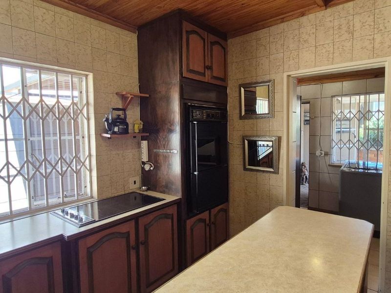 3-Bedroom Family Home with Cottage & Entertainment Spaces! - Photo 5