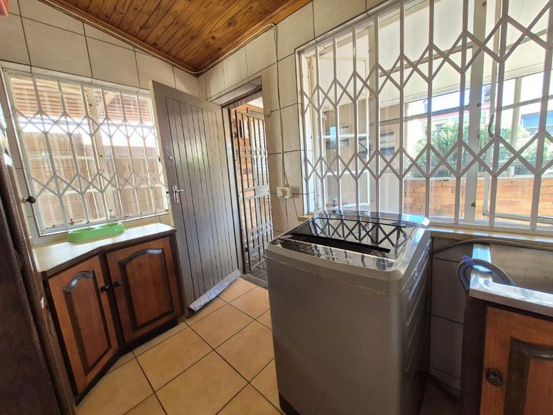 3-Bedroom Family Home with Cottage & Entertainment Spaces! - Photo 6