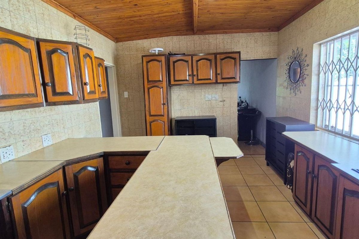 3-Bedroom Family Home with Cottage & Entertainment Spaces! - Photo 4