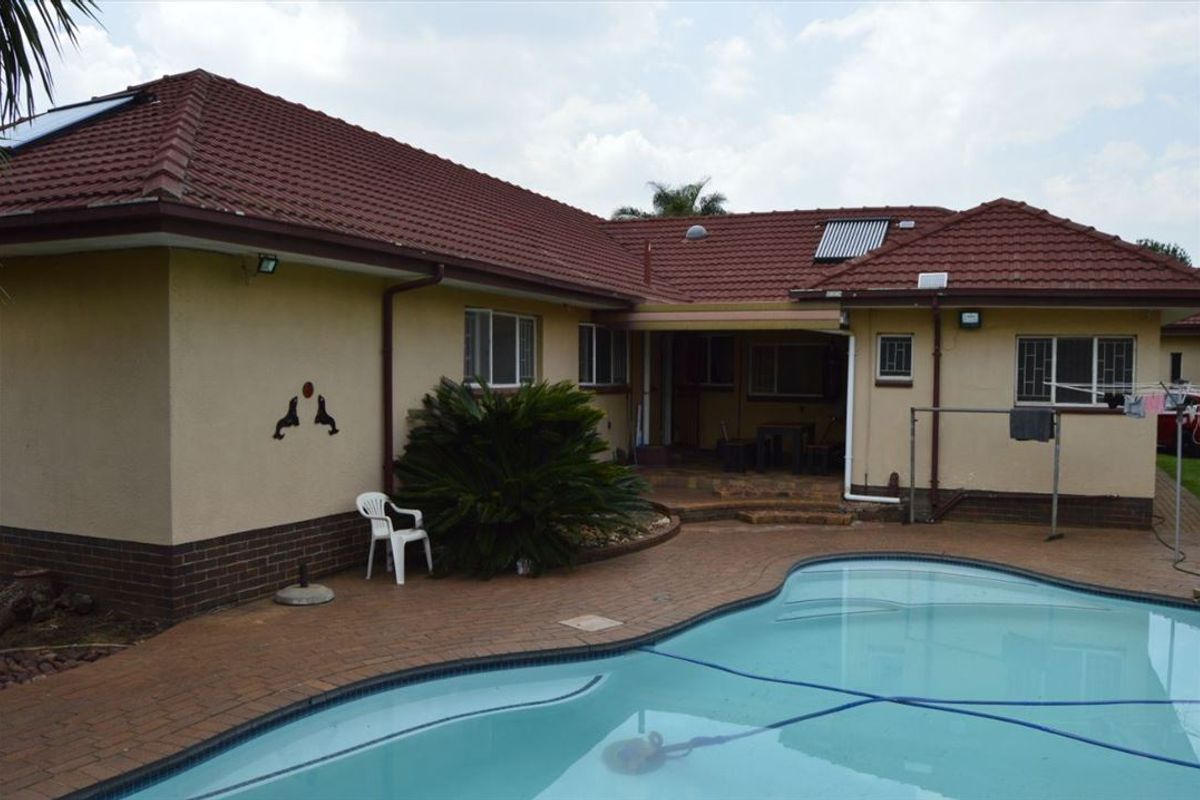 Spacious 4-Bedroom Family Home with Pool and Flatlet - Photo 3