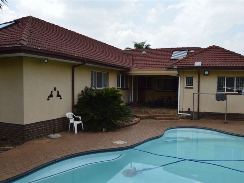 Spacious 4-Bedroom Family Home with Pool and Flatlet - Photo 3