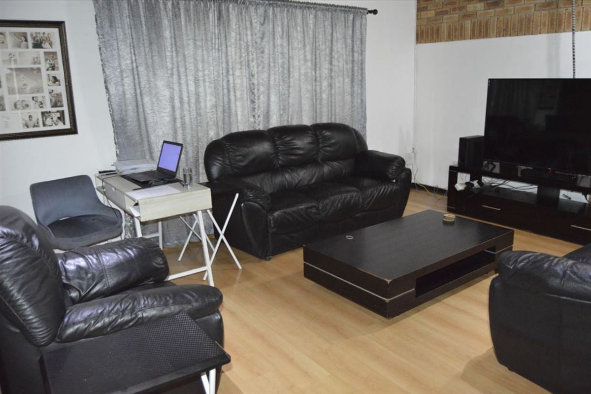 Spacious 4-Bedroom Family Home with Pool and Flatlet - Photo 2