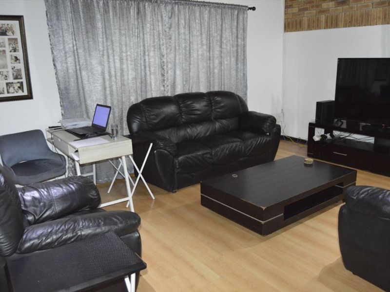 Spacious 4-Bedroom Family Home with Pool and Flatlet - Photo 2