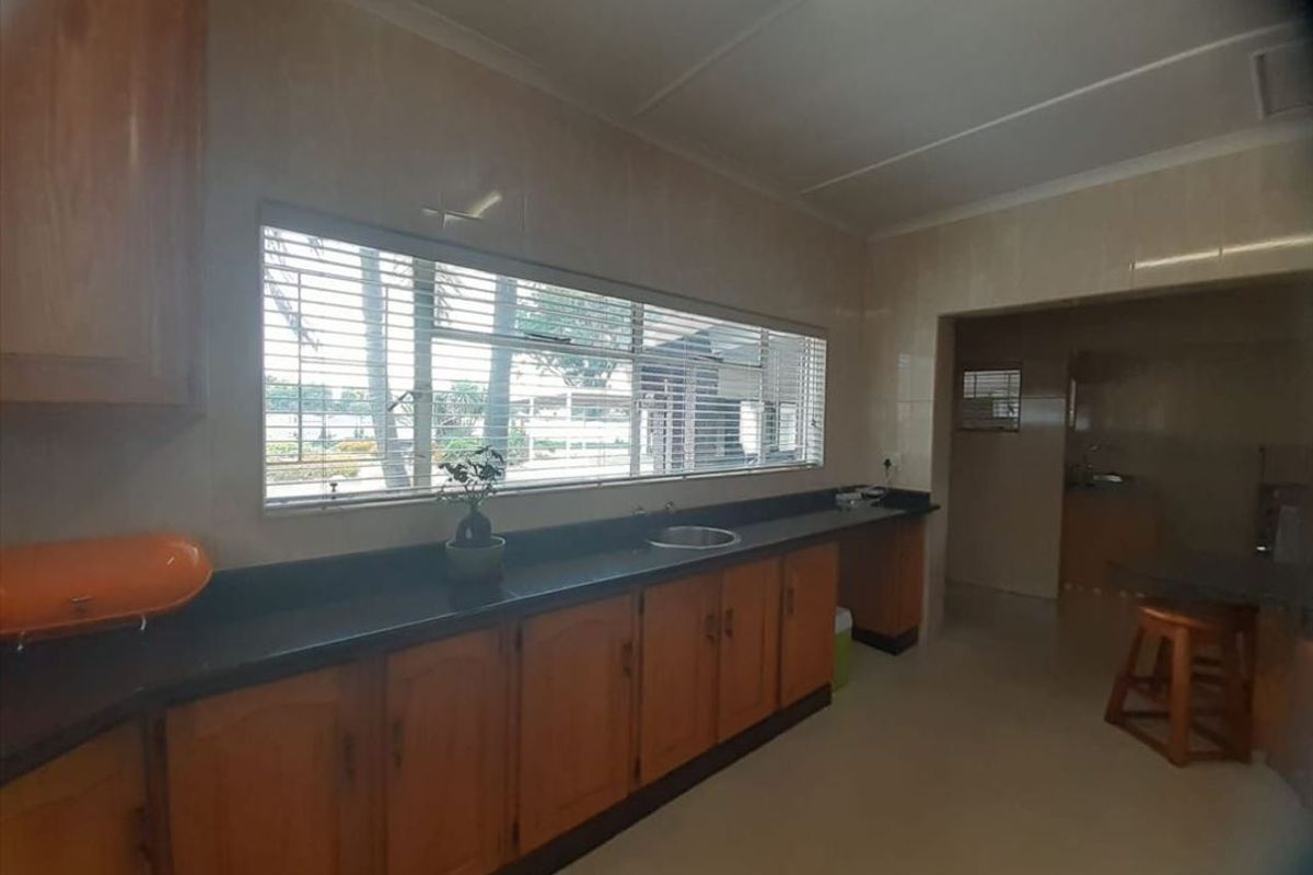 Where Comfort Meets Contemporary Style - Photo 2