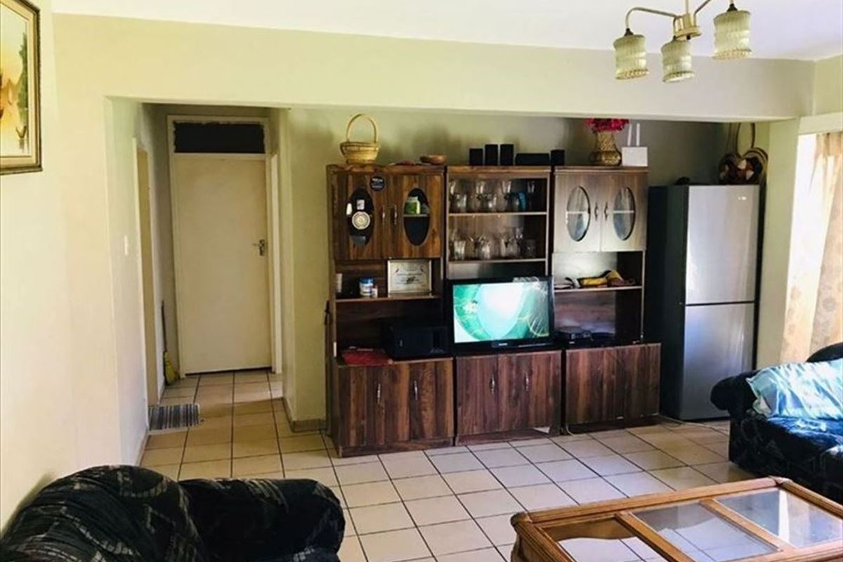 Comfortable Living in a Smart, Simple Design - Photo 2