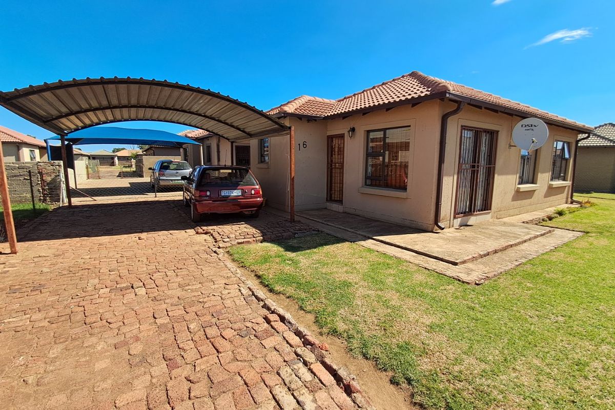 3 Bedroom townhouse for sale in Ellaton. - Photo 2