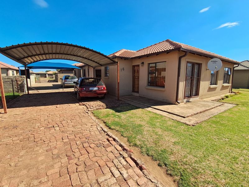 3 Bedroom townhouse for sale in Ellaton. - Photo 2