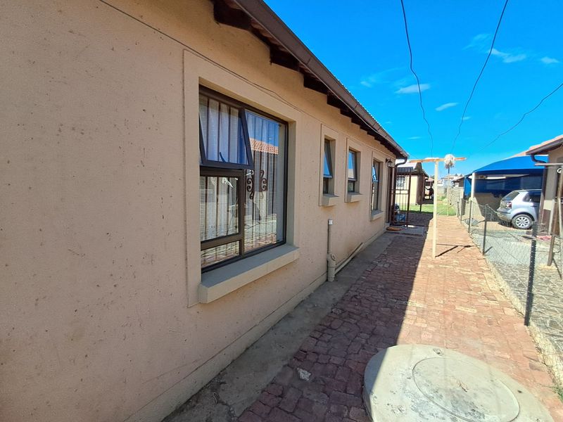 3 Bedroom townhouse for sale in Ellaton. - Photo 8