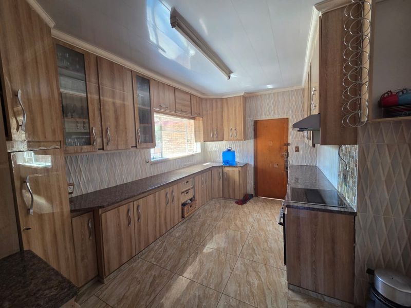 Spacious Family Home with Pool in Sought-After Suburb - Photo 3