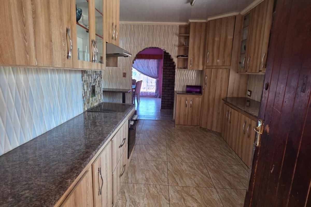 Spacious Family Home with Pool in Sought-After Suburb - Photo 4