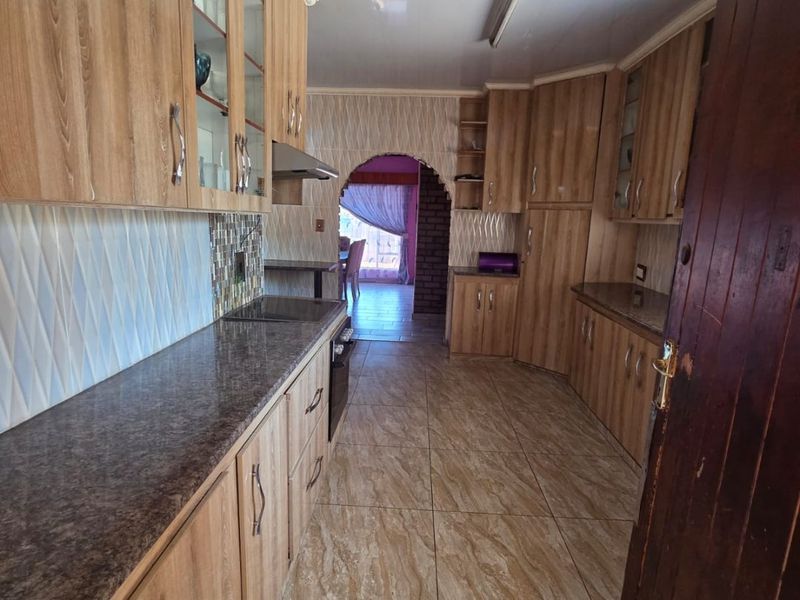 Spacious Family Home with Pool in Sought-After Suburb - Photo 4