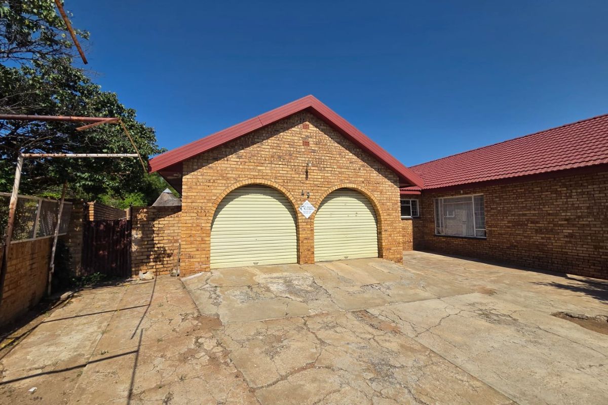 Spacious Family Home with Pool in Sought-After Suburb - Photo 2