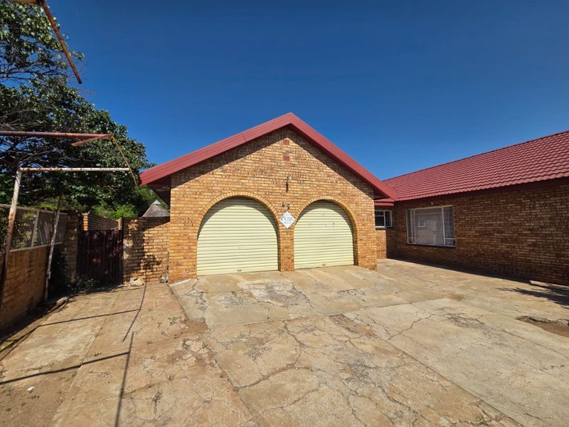 Spacious Family Home with Pool in Sought-After Suburb - Photo 2