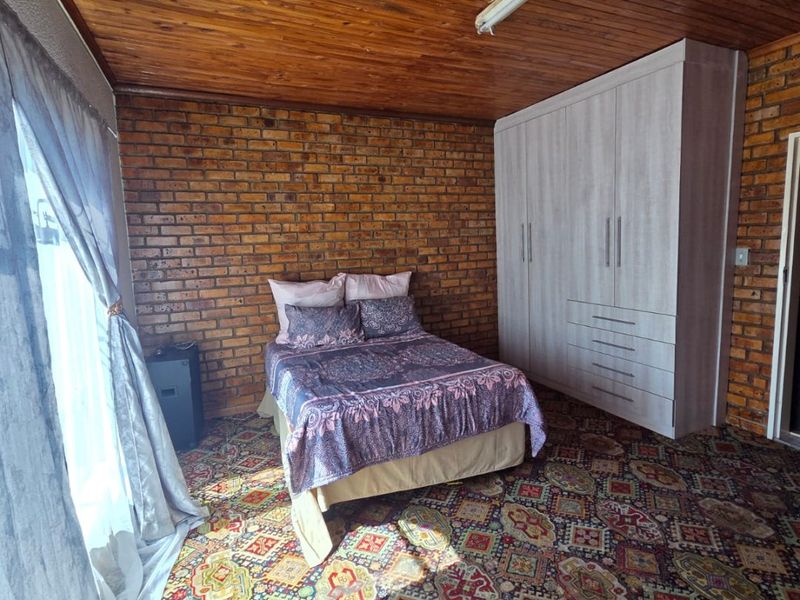 Spacious Family Home with Pool in Sought-After Suburb - Photo 10