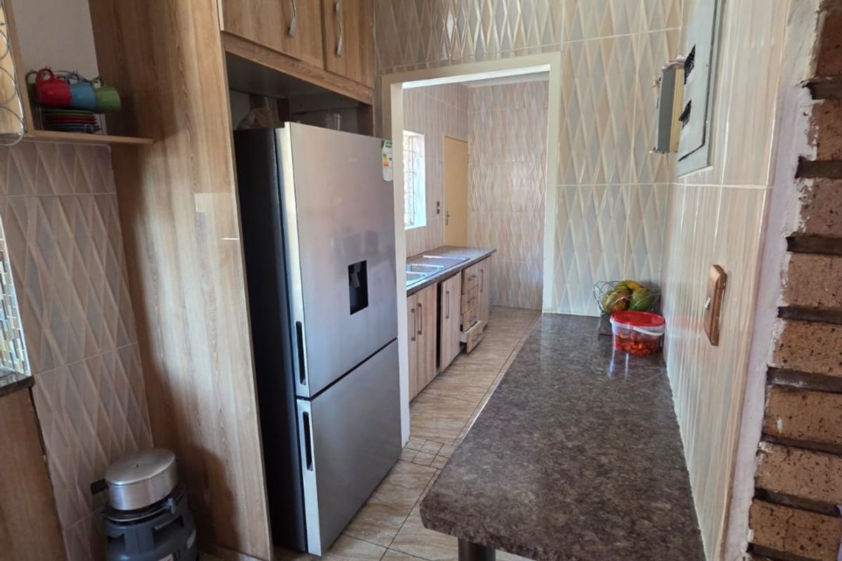 Spacious Family Home with Pool in Sought-After Suburb - Photo 5