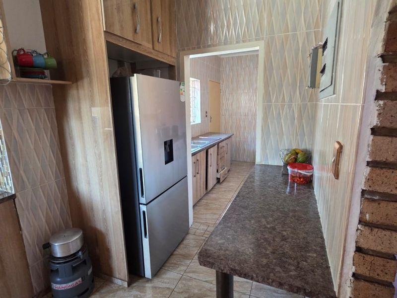 Spacious Family Home with Pool in Sought-After Suburb - Photo 5