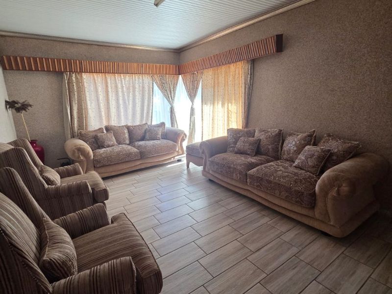 Spacious Family Home with Pool in Sought-After Suburb - Photo 9