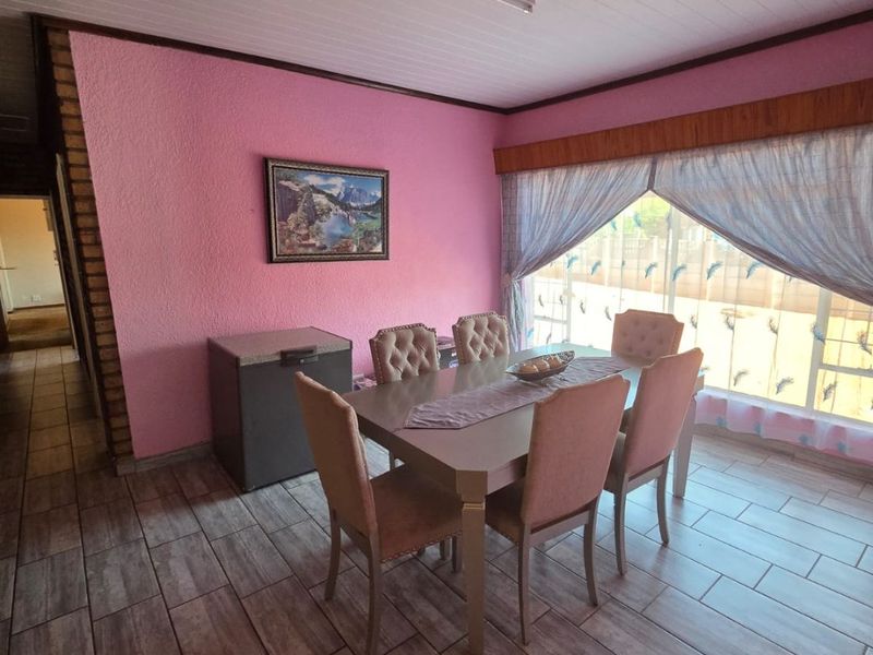 Spacious Family Home with Pool in Sought-After Suburb - Photo 8