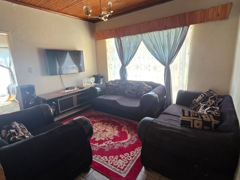 Spacious Family Home with Pool in Sought-After Suburb - Photo 7