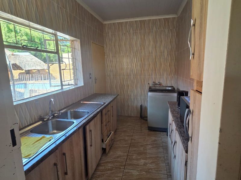 Spacious Family Home with Pool in Sought-After Suburb - Photo 6