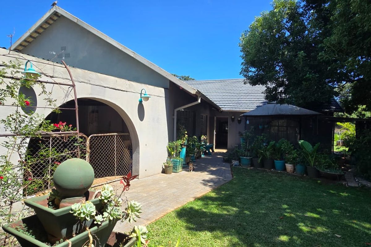 The property consists of two stands, each with its own title deed. Combined, the two stands measure over 2,500 square meters. This property is an excellent investment opportunity. - Photo 5