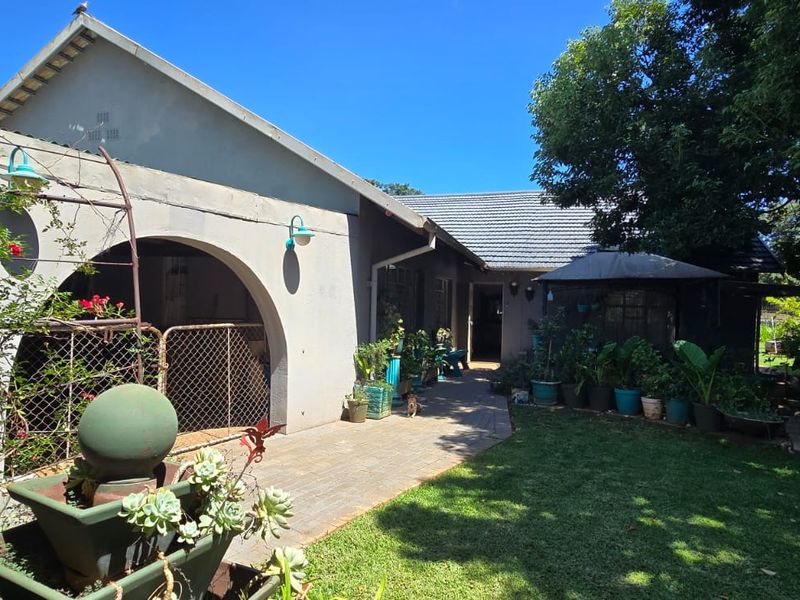 The property consists of two stands, each with its own title deed. Combined, the two stands measure over 2,500 square meters. This property is an excellent investment opportunity. - Photo 5