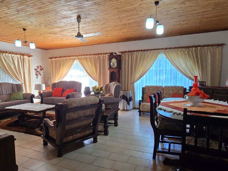 The property consists of two stands, each with its own title deed. Combined, the two stands measure over 2,500 square meters. This property is an excellent investment opportunity. - Photo 10