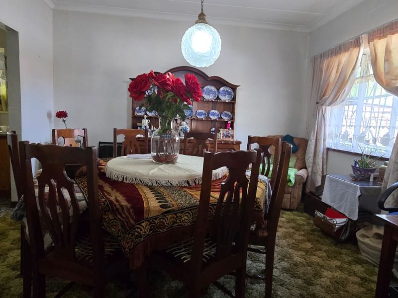 The property consists of two stands, each with its own title deed. Combined, the two stands measure over 2,500 square meters. This property is an excellent investment opportunity. - Photo 8