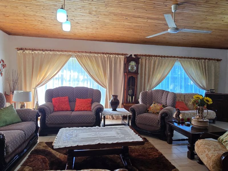 The property consists of two stands, each with its own title deed. Combined, the two stands measure over 2,500 square meters. This property is an excellent investment opportunity. - Photo 7