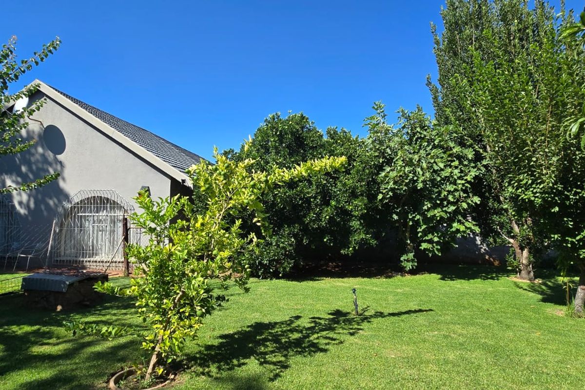 The property consists of two stands, each with its own title deed. Combined, the two stands measure over 2,500 square meters. This property is an excellent investment opportunity. - Photo 4