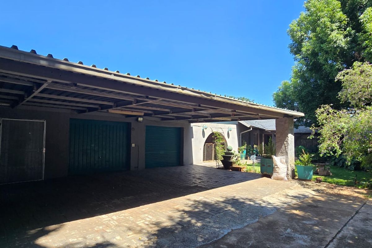 The property consists of two stands, each with its own title deed. Combined, the two stands measure over 2,500 square meters. This property is an excellent investment opportunity. - Photo 2