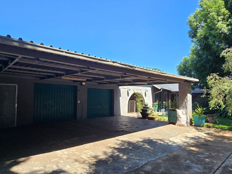 The property consists of two stands, each with its own title deed. Combined, the two stands measure over 2,500 square meters. This property is an excellent investment opportunity. - Photo 2